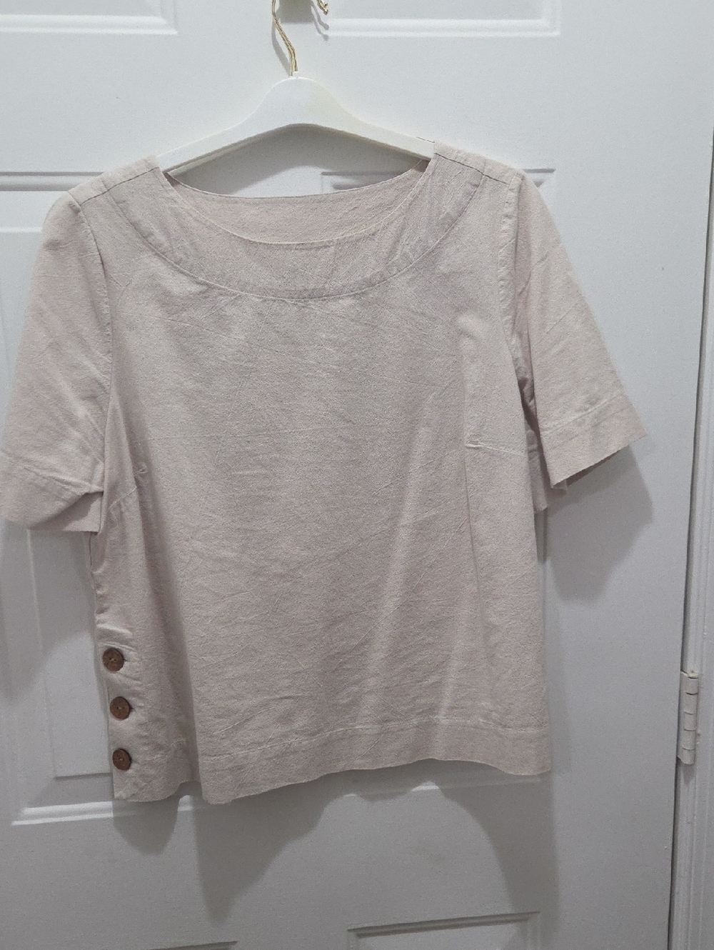 Appleseed's Short Sleeve Crewneck Top in Light Beige with Side Button Vents LP